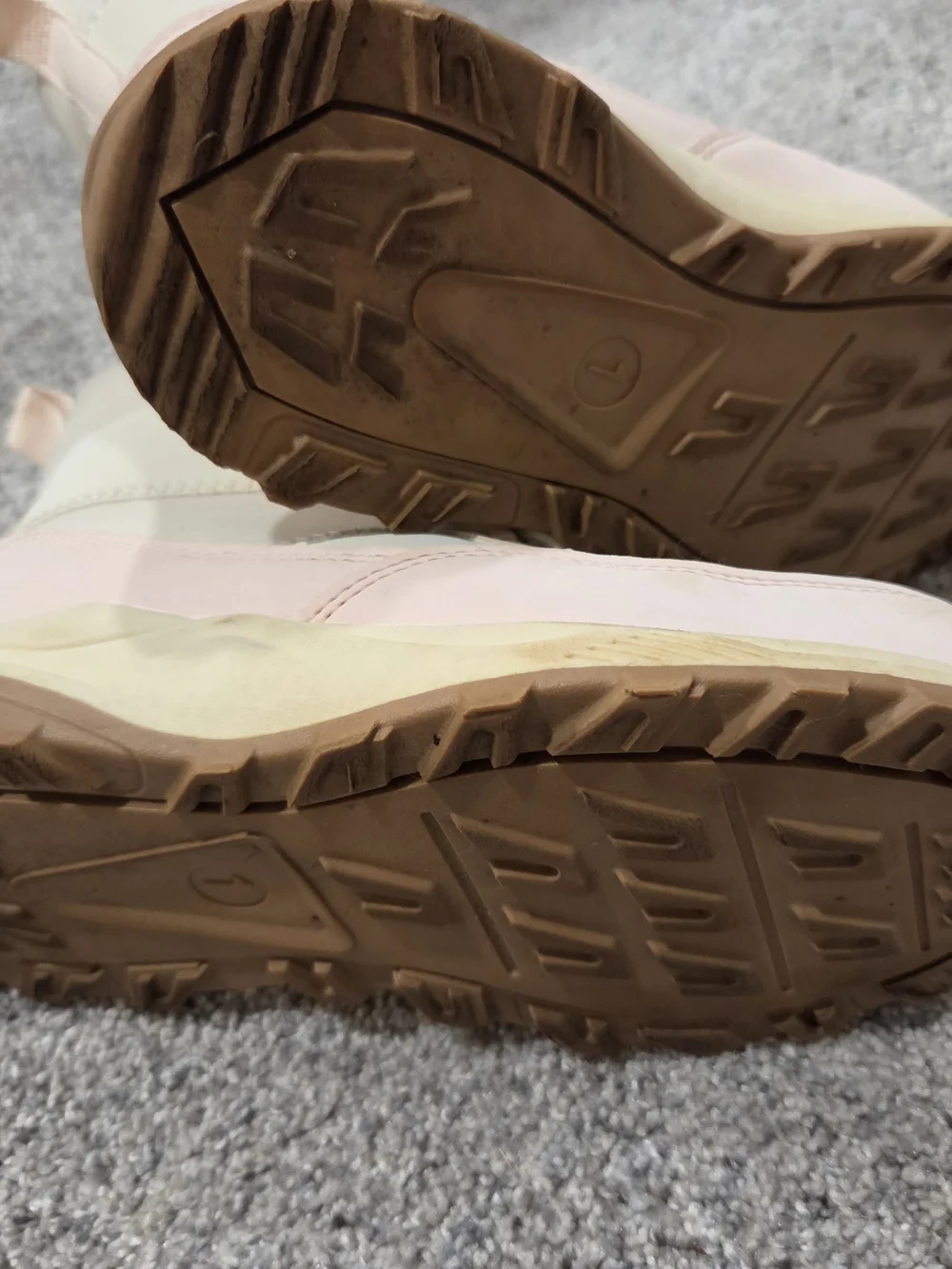 Girls Cat And Jack Size 1 - Light Pink and Cream Snowboots!